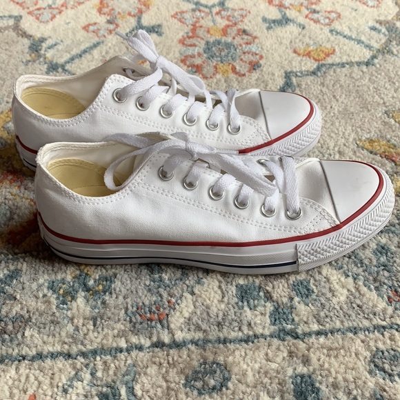Converse Shoes - 🔥 Women’s Low Top Converse 👟